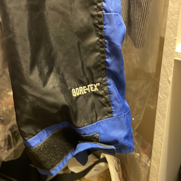 I’m selling a north face jacket size large good condition picture included. - Picture 6 of 7